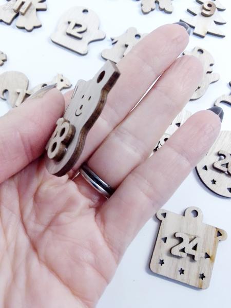 24 Adventskalender Holzfiguren mit Zahl